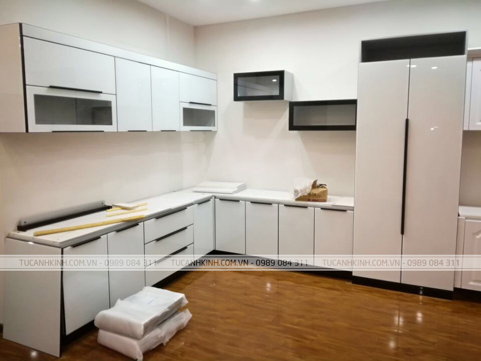 Tủ bếp cánh kính khung nhôm 55 bản lề bật